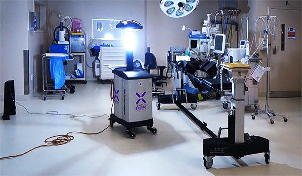 robot de luz uv para desinfectar espacios